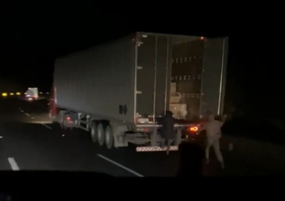 Assaltantes são flagrados saqueando carga de caminhão na BR-116, próximo a Barra do Turvo
