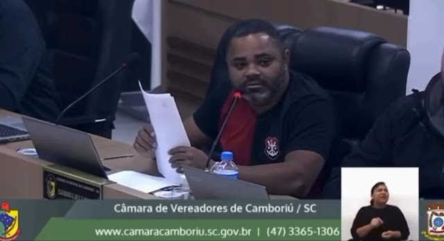 Vereador de Camboriú abandona discurso e detona assessoria ao vivo: ‘Cagou o pau aqui’