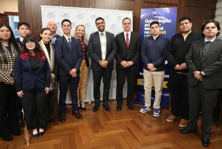 Intercâmbio Legislativo: Delegação da Universidade Católica do Paraguai Imersa no Funcionamento da Assembleia