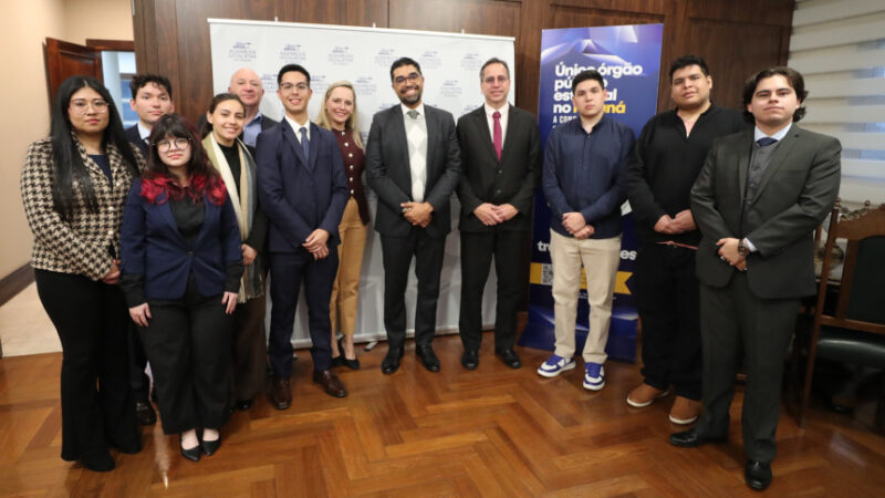 Intercâmbio Legislativo: Delegação da Universidade Católica do Paraguai Imersa no Funcionamento da Assembleia