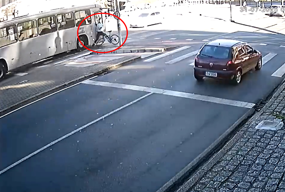 Vídeo Impactante: Ciclista é Atropelada por Ônibus em Curitiba ao Cruzar Canaleta