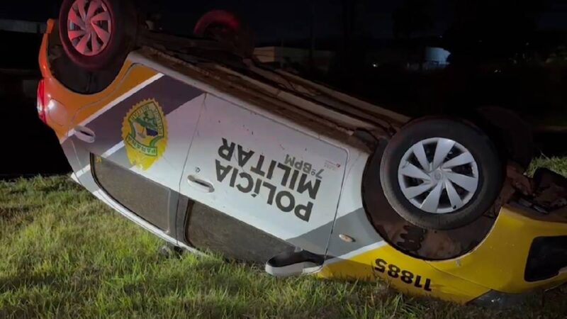 Viatura da PM capota na PR-317 após culto em Maringá; sargentos escapam ilesos