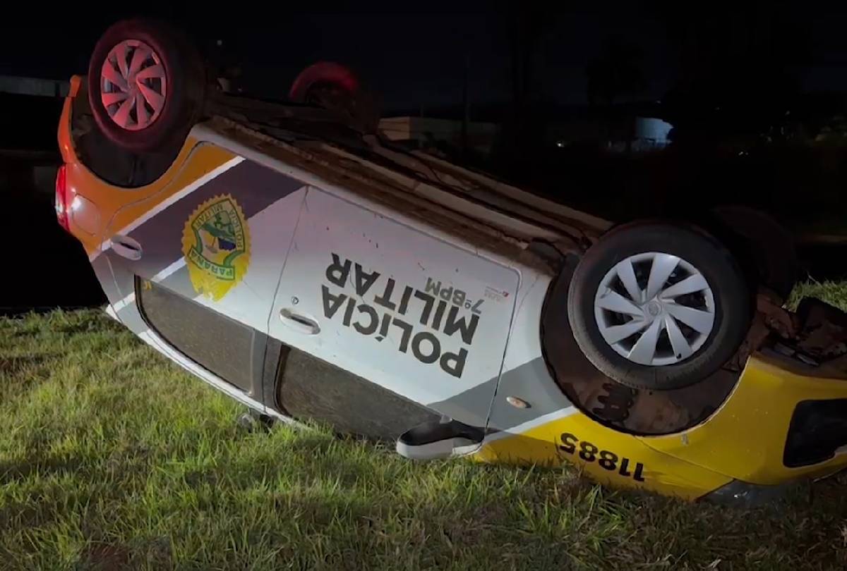Viatura da PM capota na PR-317 após culto em Maringá; sargentos escapam ilesos