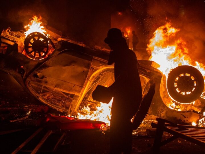 Indonésia: Incêndio em Prefeitura Durante Protestos Deixa Mortos e Feridos