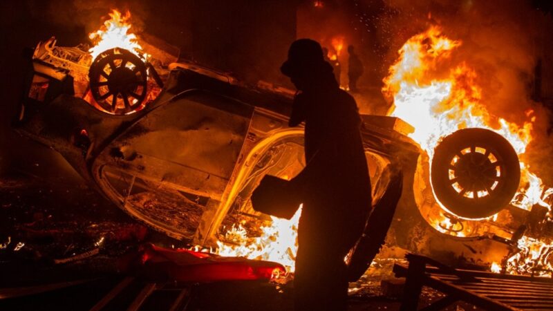 Indonésia: Incêndio em Prefeitura Durante Protestos Deixa Mortos e Feridos