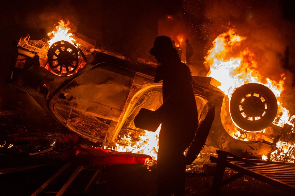 Indonésia: Incêndio em Prefeitura Durante Protestos Deixa Mortos e Feridos