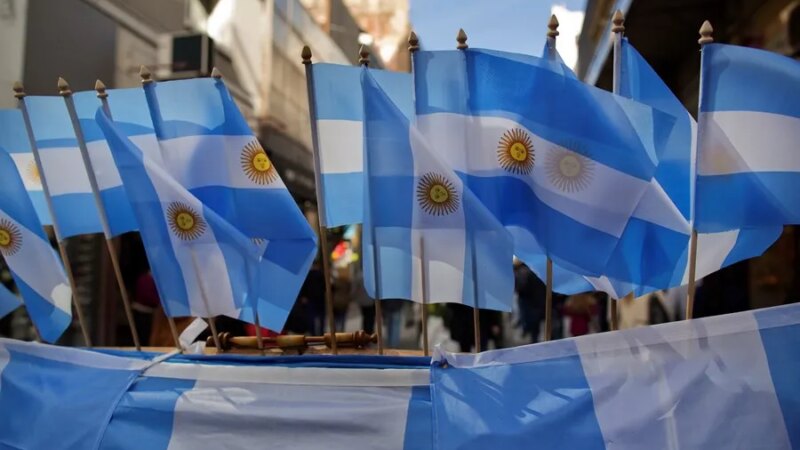 Economia Argentina em Declínio: PIB Contrai Pelo Segundo Mês Consecutivo em Junho