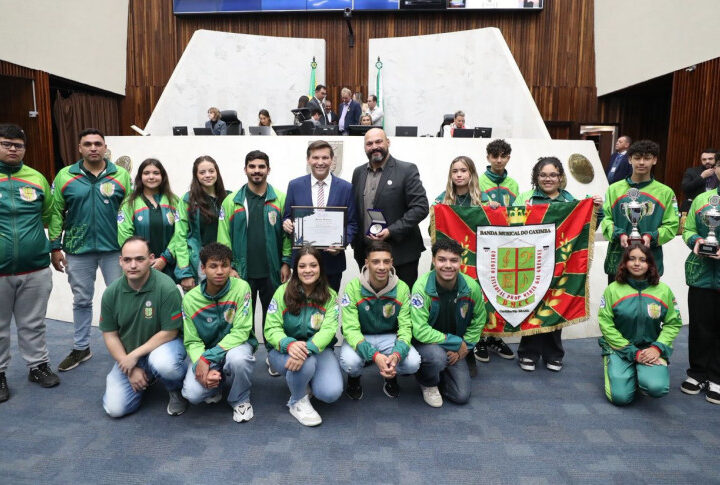 Talento do Caximba Brilha na Alemanha: Banda Estudantil Conquista Prêmios e Homenagem Legislativa