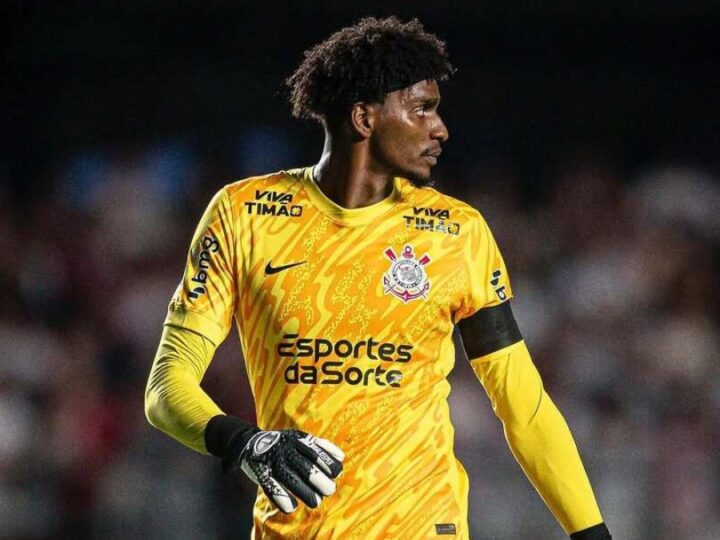 Absurdo na Copa do Brasil: Torcedor invade campo e agride goleiro Hugo Souza após vitória do Corinthians