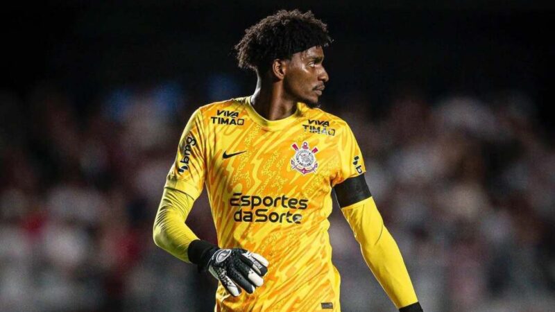 Absurdo na Copa do Brasil: Torcedor invade campo e agride goleiro Hugo Souza após vitória do Corinthians