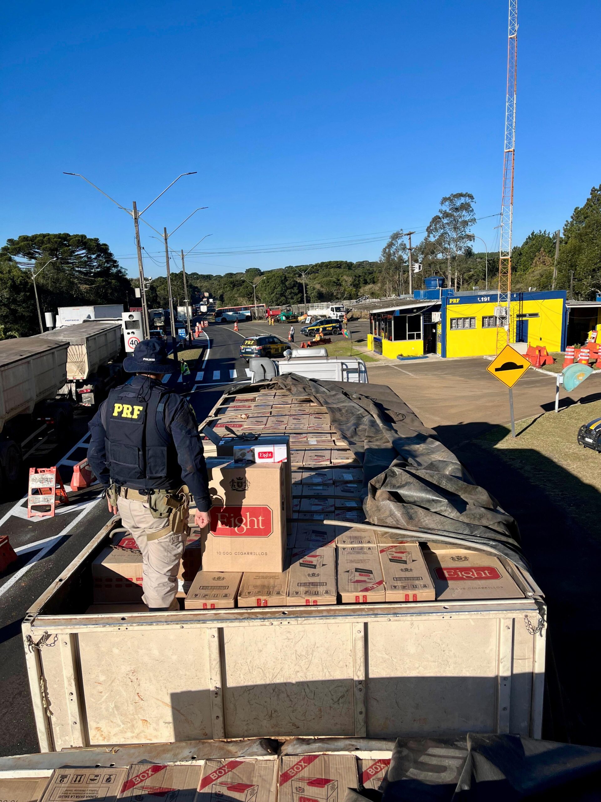 Golpe Milionário no Contrabando: PRF Apreende Carga Recorde de Cigarros em Guarapuava