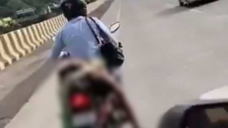 Desespero na Índia: Homem Transporta Corpo da Esposa em Moto Após Acidente Fatal