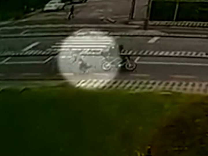 Idosa é Atropelada por Motocicleta em Curitiba; Câmera Flagra Acidente