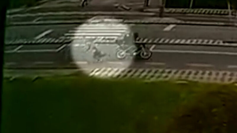 Idosa é Atropelada por Motocicleta em Curitiba; Câmera Flagra Acidente