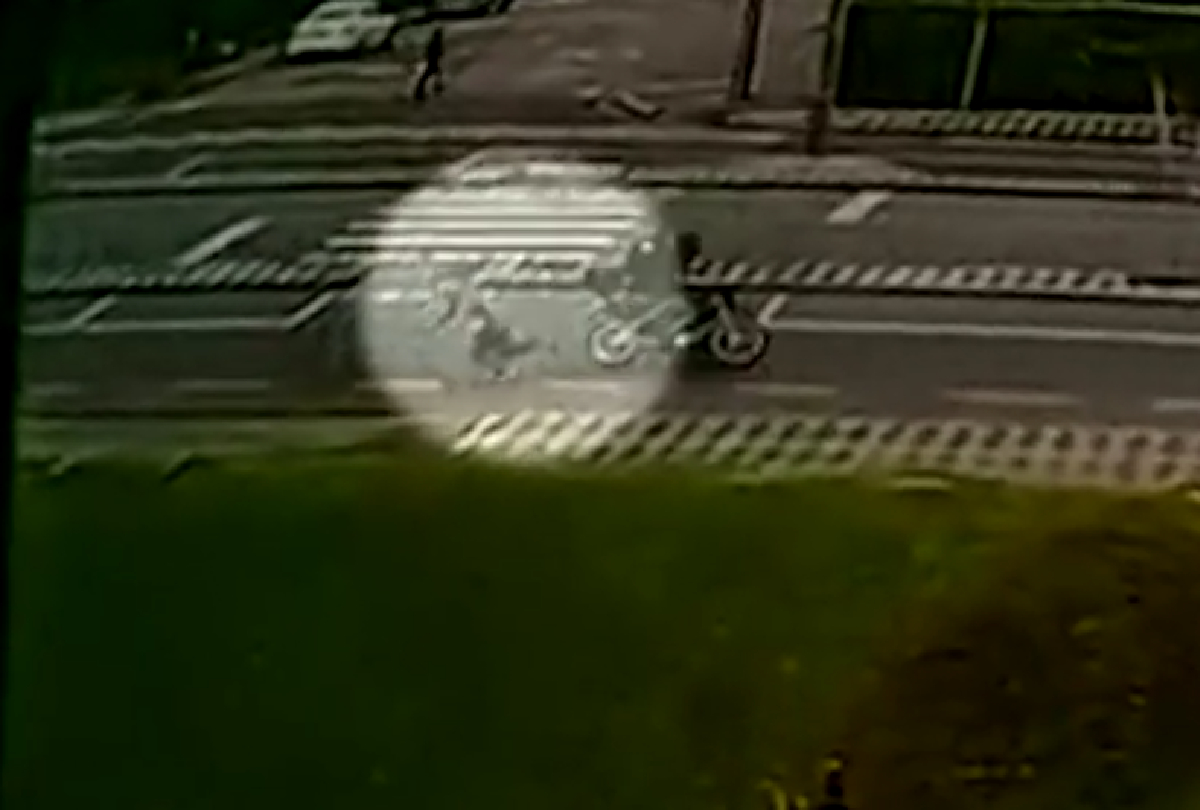 Idosa é Atropelada por Motocicleta em Curitiba; Câmera Flagra Acidente