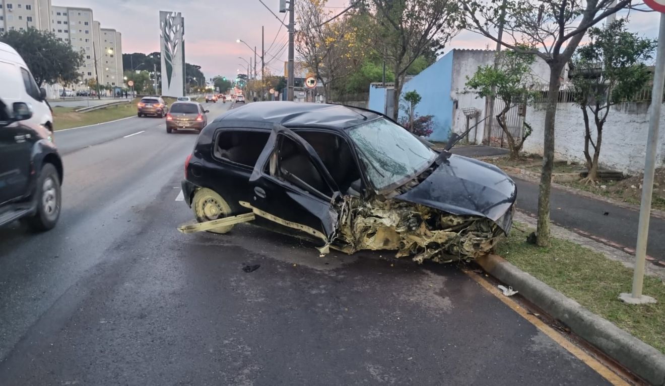 Motorista Foge Após Acidente e Abandona Carro com Dívida de R$ 30 Mil em Curitiba
