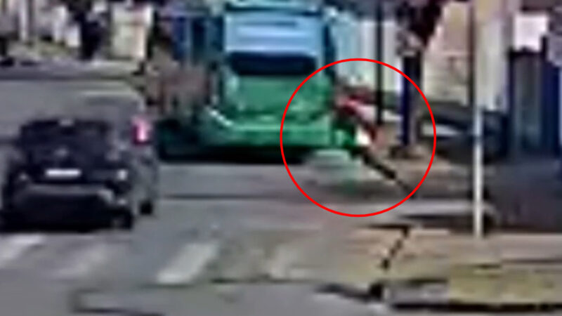 Câmera flagra ciclista na contramão sendo violentamente atingido por ônibus em Curitiba