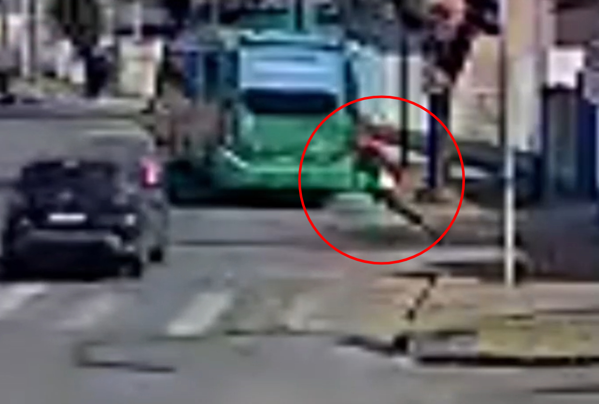 Câmera flagra ciclista na contramão sendo violentamente atingido por ônibus em Curitiba