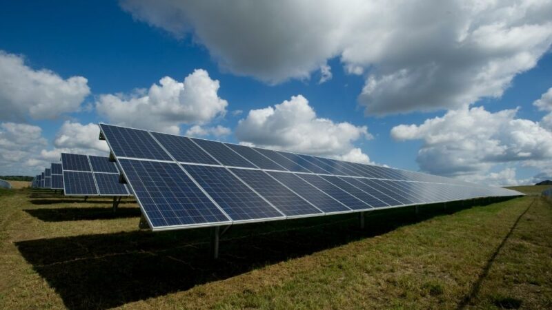 China Inaugura Gigantesco Parque Solar no Tibete, Impulsionando a Transição Energética