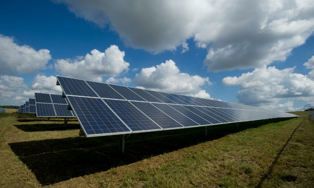 China Inaugura Gigantesco Parque Solar no Tibete, Impulsionando a Transição Energética