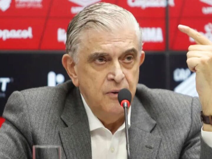 Protesto na Arena: Conselheiro do Athletico é impedido de entrar por usar camisa contra Petraglia