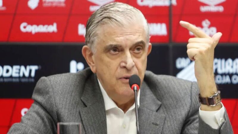 Protesto na Arena: Conselheiro do Athletico é impedido de entrar por usar camisa contra Petraglia