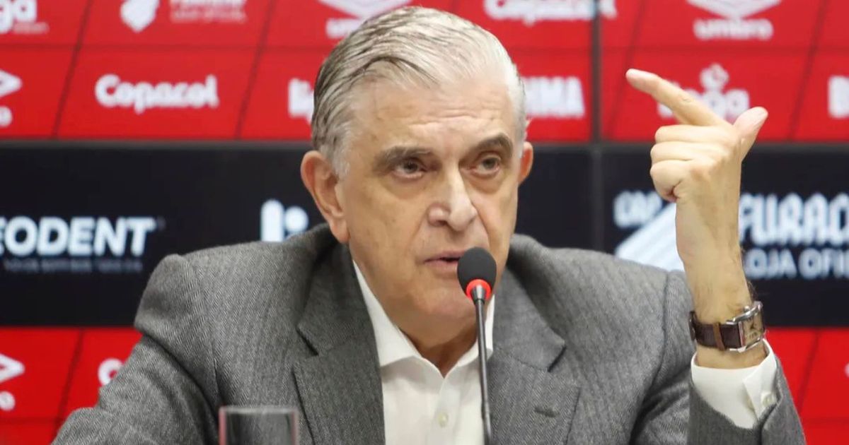Protesto na Arena: Conselheiro do Athletico é impedido de entrar por usar camisa contra Petraglia