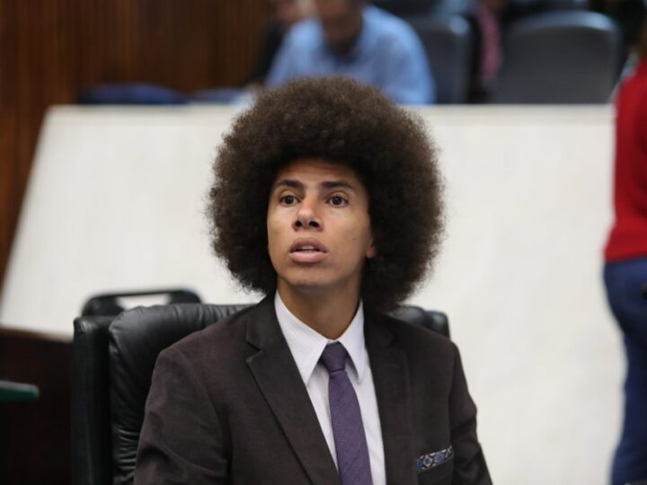 Presidente do TJ derruba liminar e mantém punição da Alep a Renato Freitas