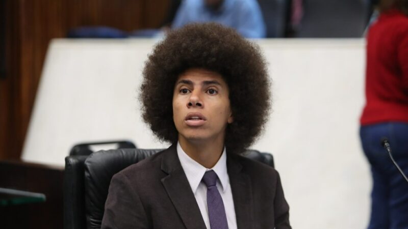 Presidente do TJ derruba liminar e mantém punição da Alep a Renato Freitas