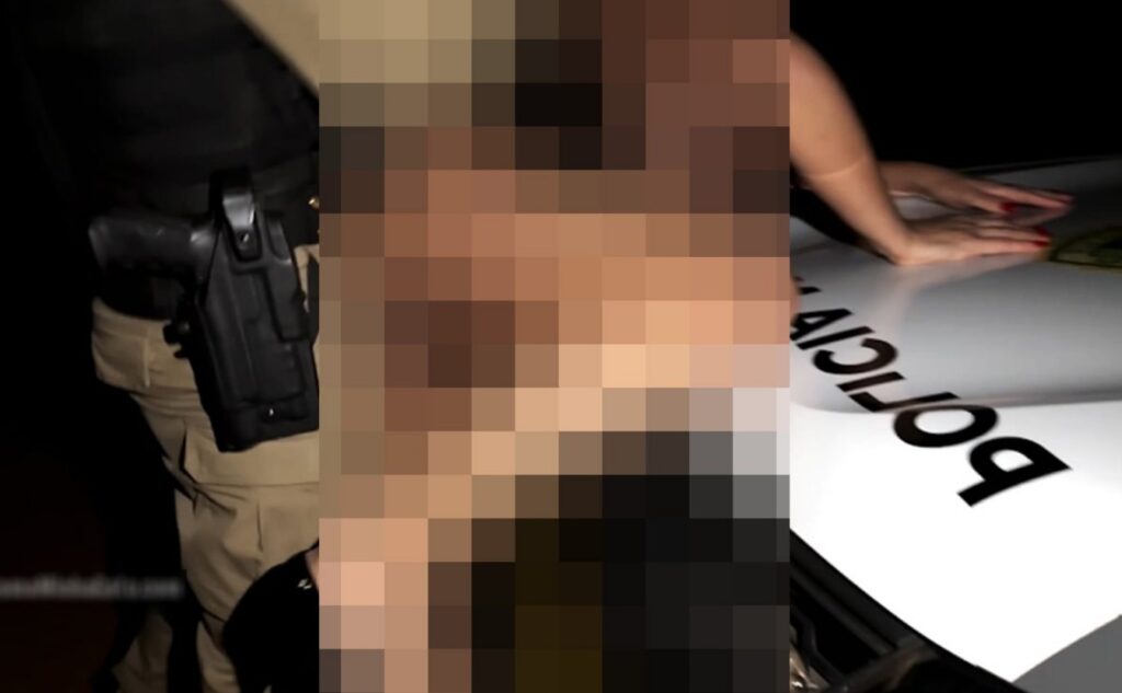 As imagens se espalharam rapidamente pelas redes sociais, gerando polêmica pelo uso da viatura para o ato (Reprodução)