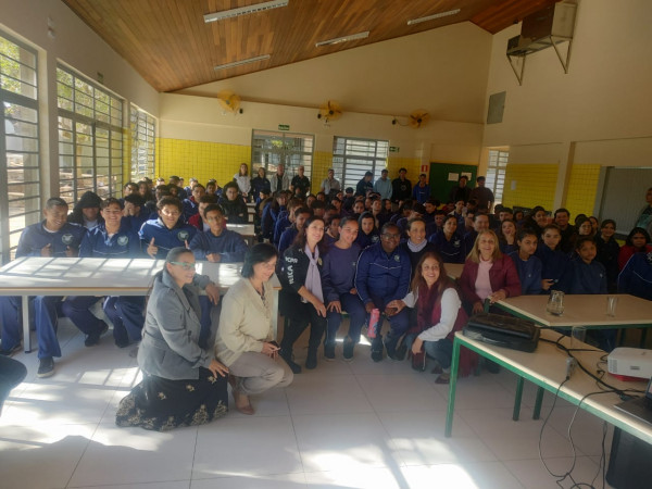 PCPR realiza palestra em escola com enfoque em relacionamentos em Jacarezinho