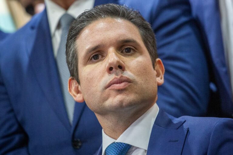 Hugo Motta pauta anistia para manifestantes, mas exclui Bolsonaro