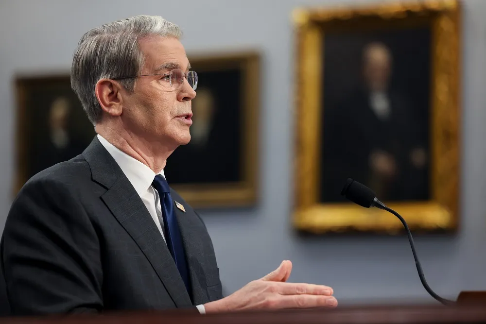 Bessent Defende Independência do Fed, mas Aponta Erros e Justifica Potencial Demissão de Diretora