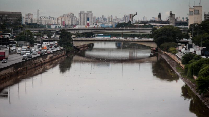 Qualidade da água do Rio Tietê segue baixa apesar da redução da poluição