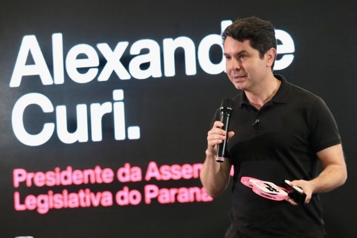 Alexandre Curi coloca o bloco na rua