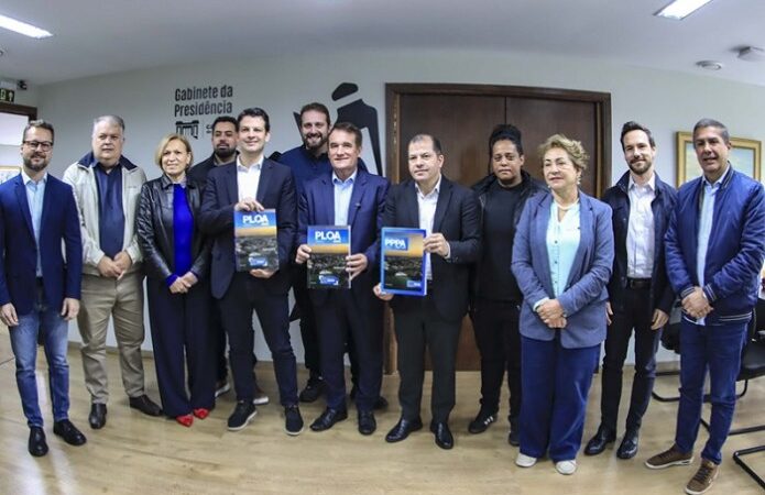 Eduardo Pimentel entrega LOA com arrecadação de R$ 15,42 bilhões