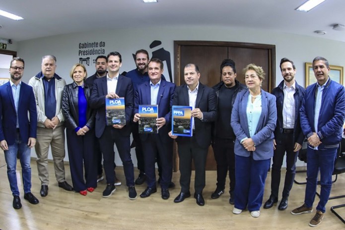 Eduardo Pimentel entrega LOA com arrecadação de R$ 15,42 bilhões