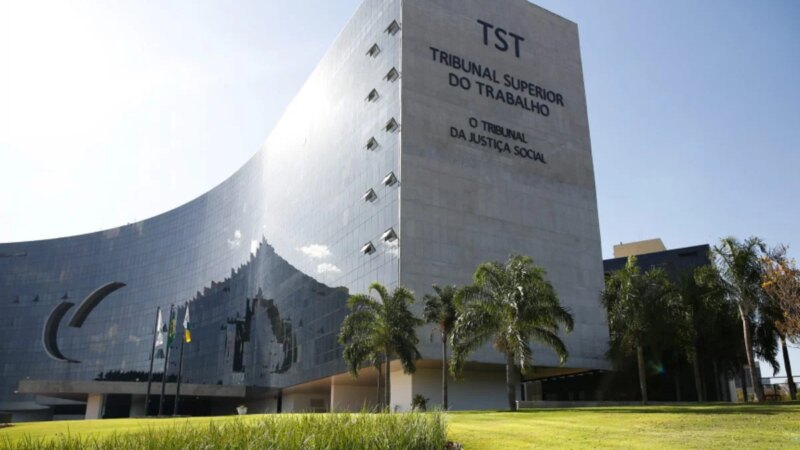 TST Padroniza Entendimentos em Áreas Trabalhistas Cruciais: Plano de Saúde, Horas Extras e Gorjetas