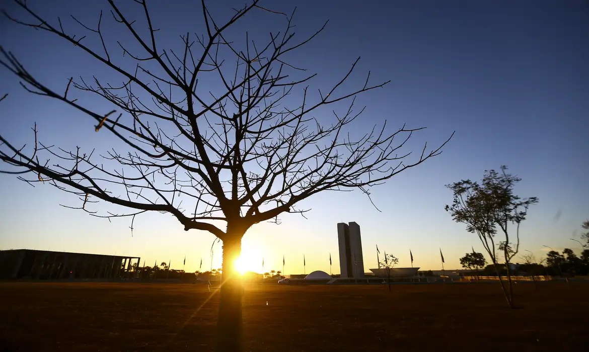 Onda de Calor Atinge o Centro-Oeste Enquanto Tempestades Castigam o Sul do Brasil