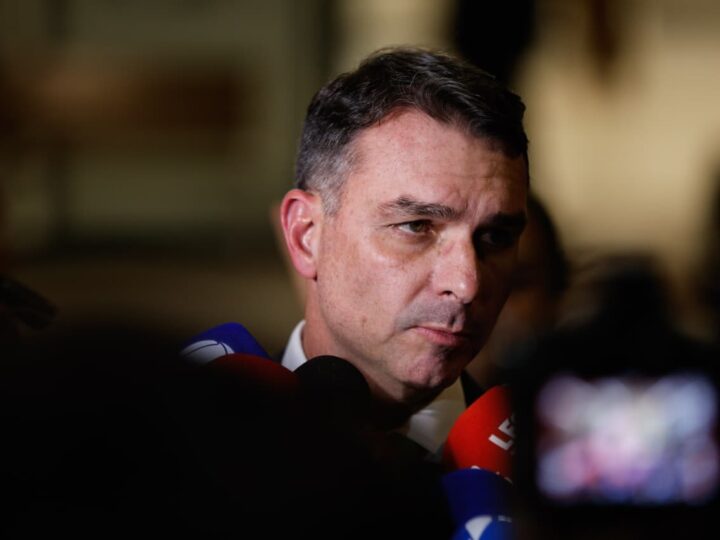 Flávio Bolsonaro insinua sobre Moraes e clama por trégua
