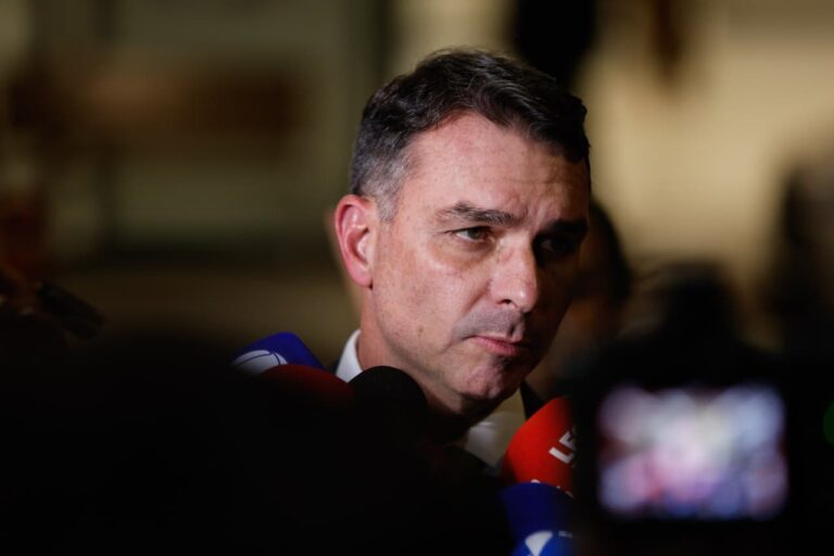 Flávio Bolsonaro insinua sobre Moraes e clama por trégua