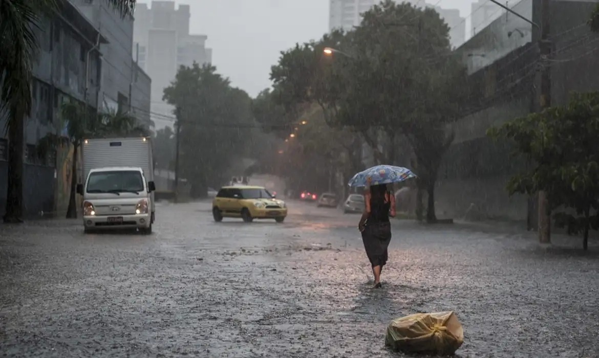 Primavera em Alerta: Forte Frente Fria Traz Temporais e Queda Brusca de Temperatura ao Centro-Sul