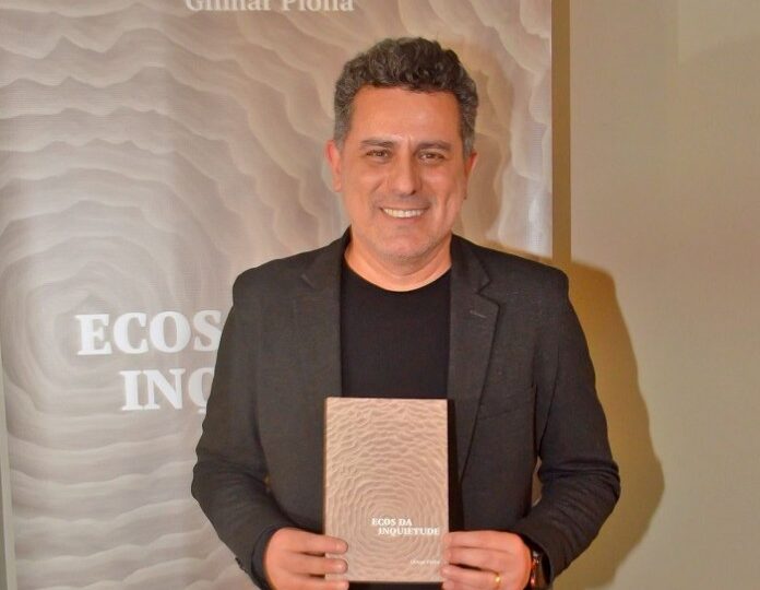 Gilmar Piola lança livro de poesias
