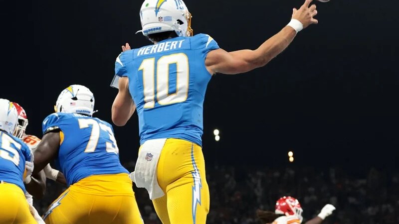 Herbert supera Mahomes em noite histórica da NFL em São Paulo