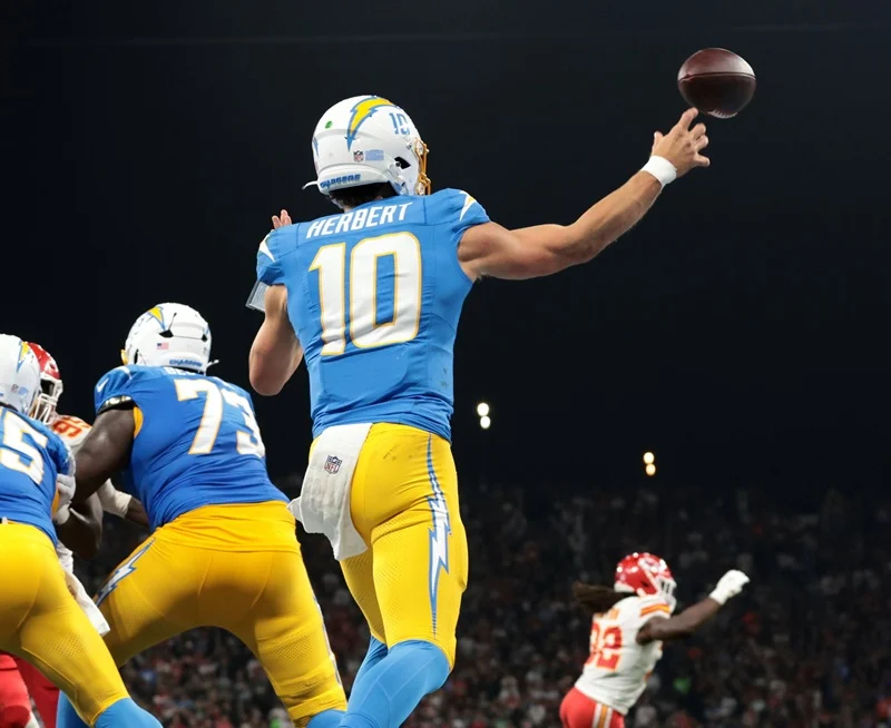 Herbert supera Mahomes em noite histórica da NFL em São Paulo