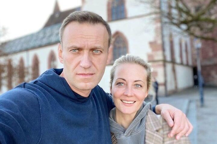 Exames confirmam envenenamento de Navalny, diz viúva