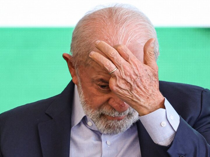 Lula viaja aos EUA com comitiva reduzida
