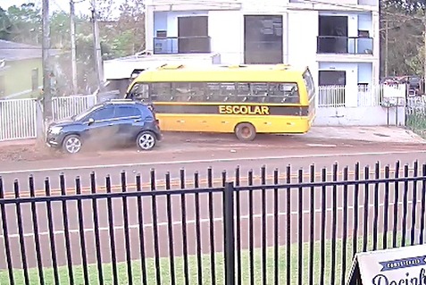 Ônibus Escolar Descontrolado Causa Estragos em Quedas do Iguaçu; Câmera Registra Acidente