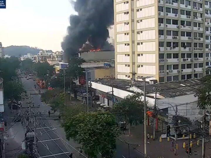 Fogo Consome Loja no Largo da Freguesia, Rio: Bombeiros em Ação e Evacuações em Massa