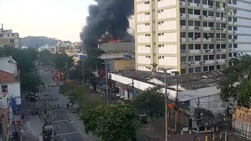 Fogo Consome Loja no Largo da Freguesia, Rio: Bombeiros em Ação e Evacuações em Massa